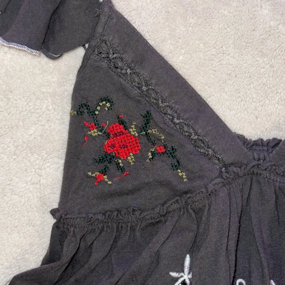 Gray Ruffle Trim Top - Picture 2 of 6